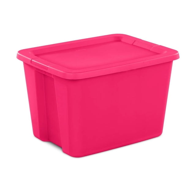 contenedor de almacenamiento de 68 litros sterilite de plástico, rosa apilable con tapa profunda — vista frontal 3/4 de contenedor cuadrado rosa con asas integradas texturizadas y borde ancho reforzado; tapa de encaje a presión empotrada para apilado seguro, ideal para organización del hogar en garaje, sótano o desván y también apto para guardar ropa de temporada o juguetes para viaje corto.