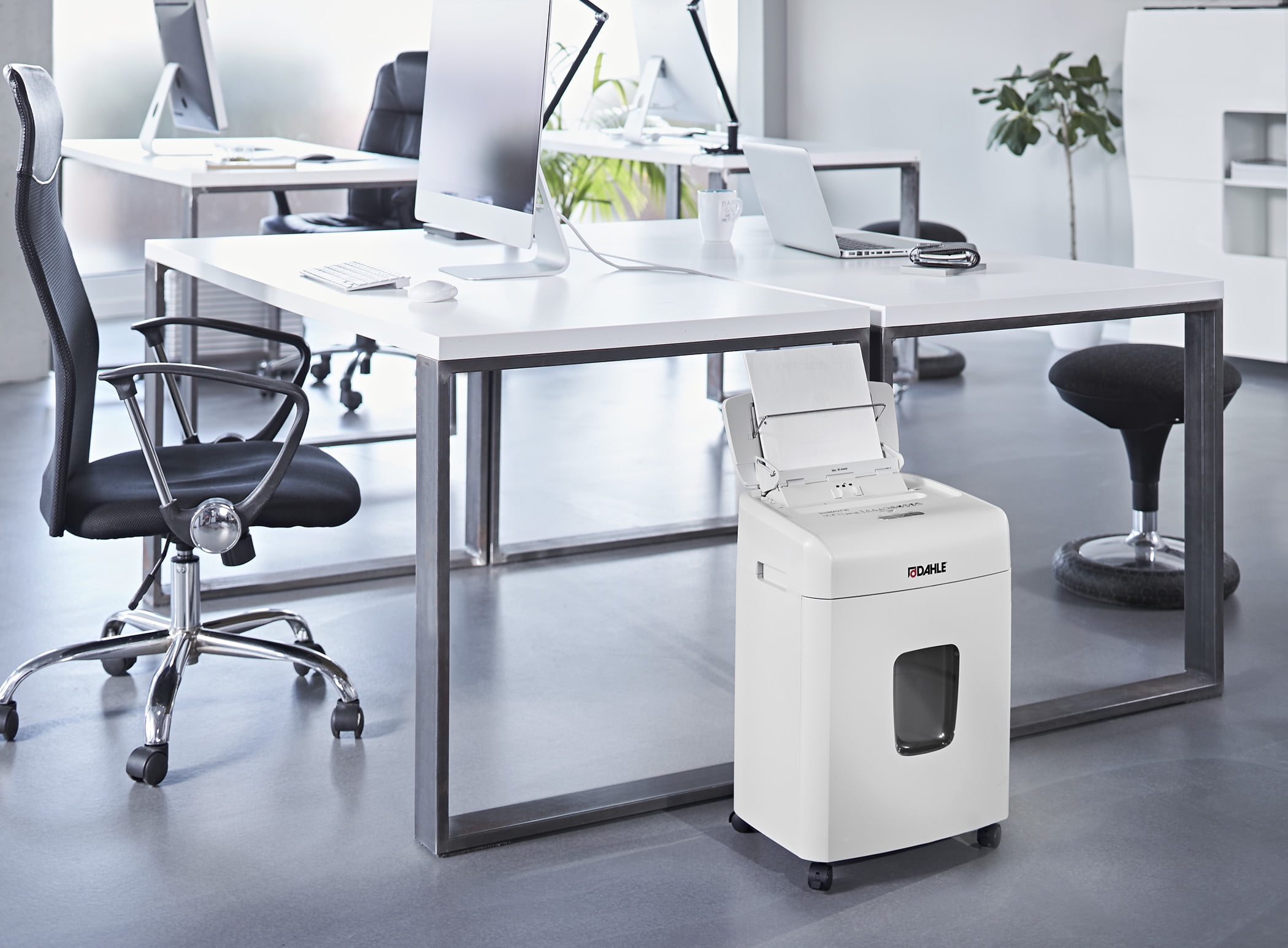 Dahle ShredMATIC SM 90 Auto-Feed Paper Shredder, 90 Sheet Tray, Oil-Free, Jam Protection, Level P-4