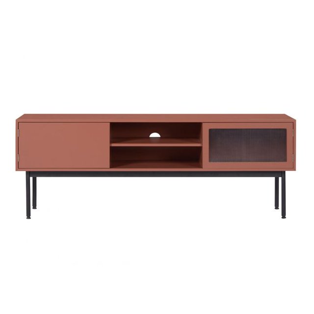 mueble para tv comitán - terracota mueble para TV terracota con base de patas metálicas negras; vista frontal centrada con dos compartimentos abiertos y repisas, orificio trasero para cables, puerta izquierda lisa y puerta derecha con panel texturizado translúcido, perfil rectangular bajo y moderno. Su tamaño compacto lo hace también adecuado para usar como consola de entretenimiento en espacios pequeños.