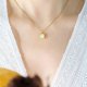 thumbnail image 2 of Collar con colgante de concha blanca cuadrada de estilo frío, joyería de cadena de serpiente redonda de acero de titanio con diseño de nicho, dorado, 2 of 5