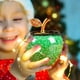 thumbnail image 5 of Adorno de Manzanas de Cristal, Regalo Personalizado para Nochebuena - Decoración de Cristal Verde de 10X7,5 Cm - Regalo Romántico para Un Buen Amigo o Amiga, 5 of 6