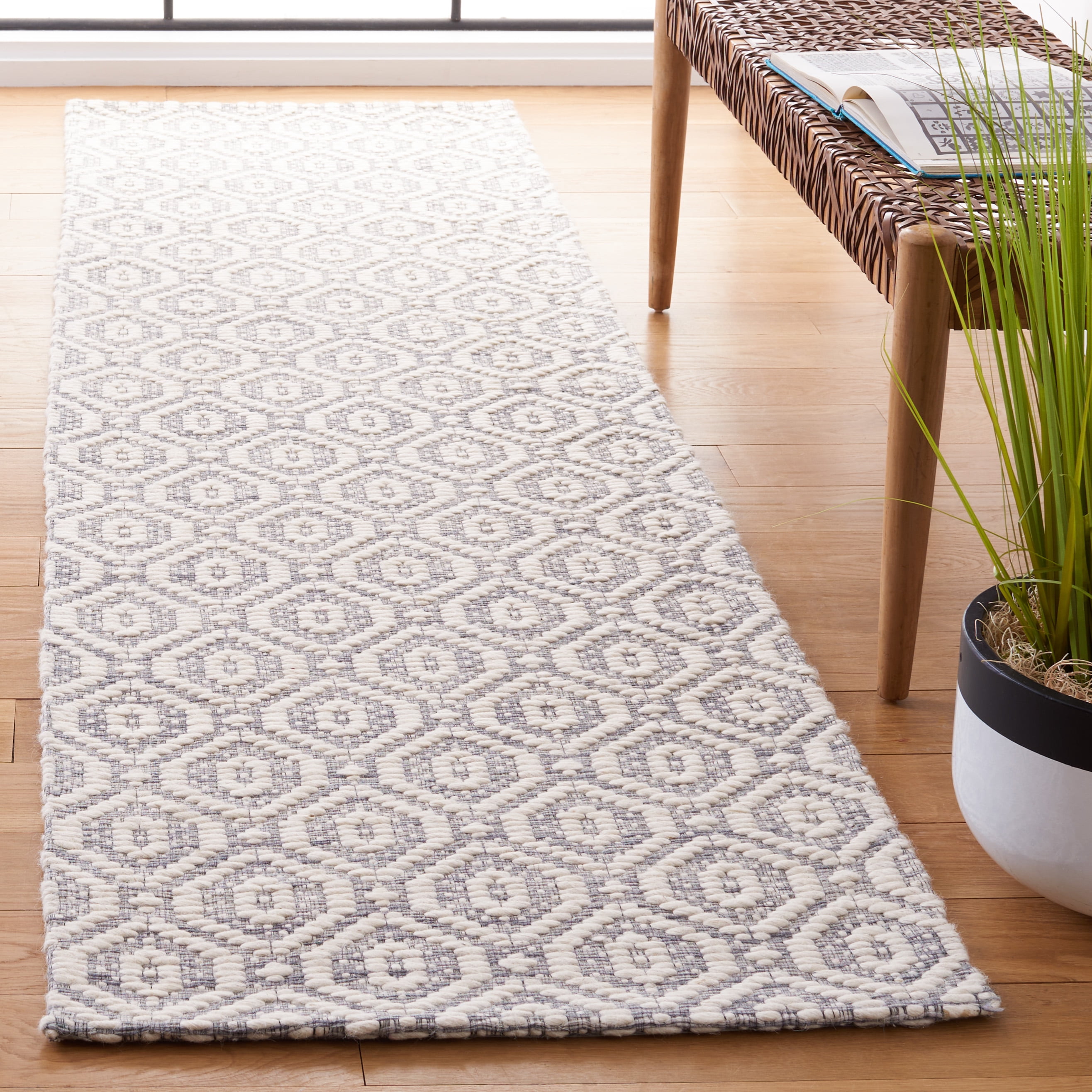 SAFAVIEH Marbella Fabiana Geometric Runner Rug, Grey/Ivory, 2'3" x 9'