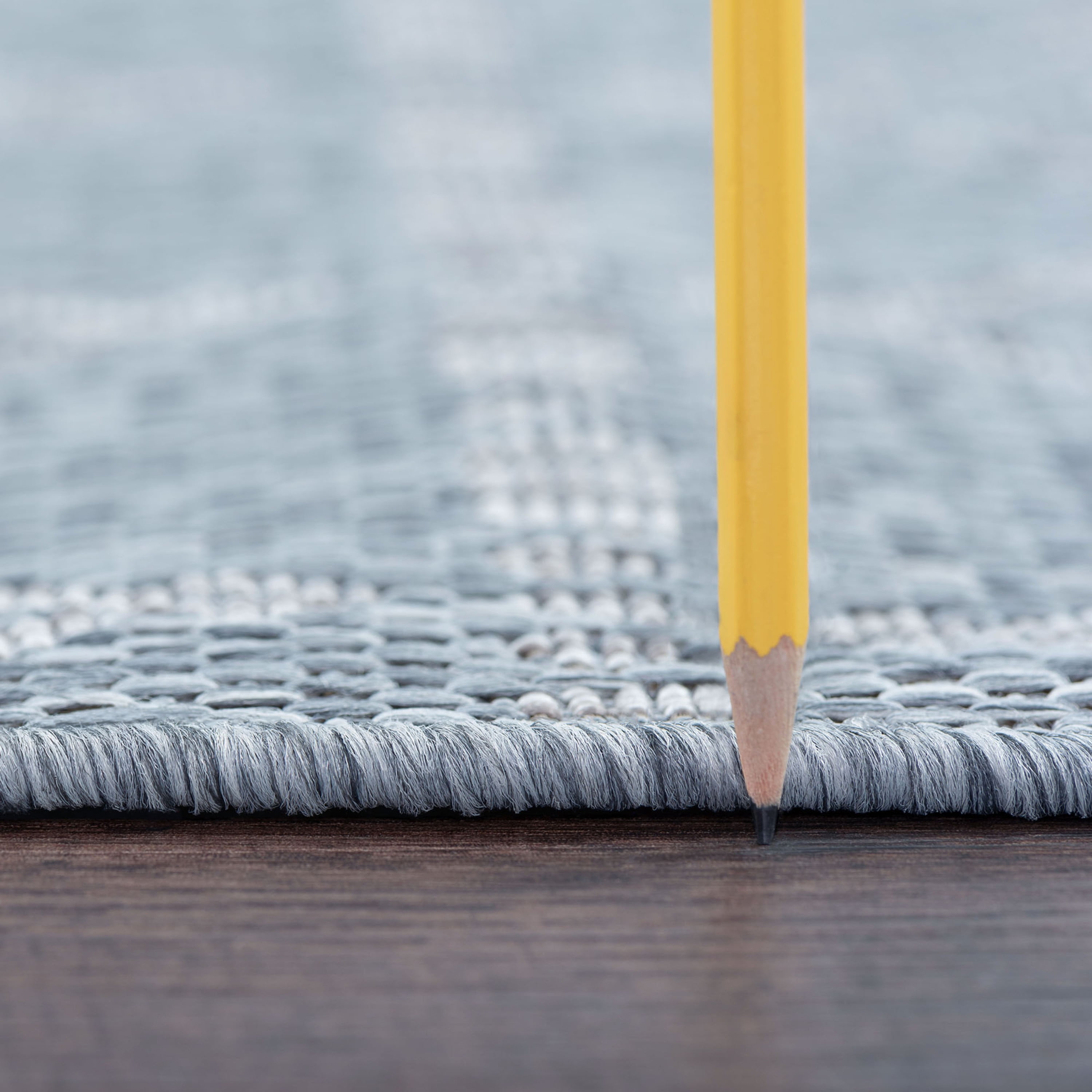 Veranda Contemporary 5' x 7' Gray and Cream Polypropylene Outdoor Area Rug