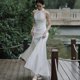 thumbnail image 2 of Vestido de bienvenida de cola de pez de corte ajustado blanco de estilo francés minimalista, vestido blanco con cuello colgante, falda superior sin mangas con hombros descubiertos sexy y de alta gama, 2 of 5