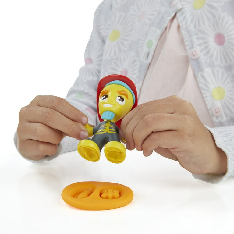 Play Doh Town Fire Truck with 3 Cans of Play Doh