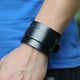 thumbnail image 2 of Pulsera de cuero PU Yuyangstore brazalete ancho ajustable para hombres y mujeres negro, 2 of 7