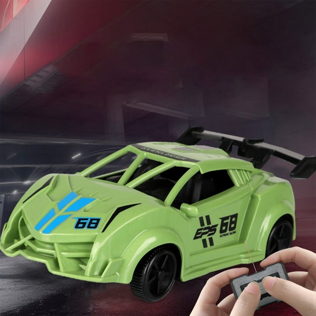 Coche de juguete pequeño y divertido con control remoto para niños. Coche eléctrico con control bidireccional y mando flexible.
