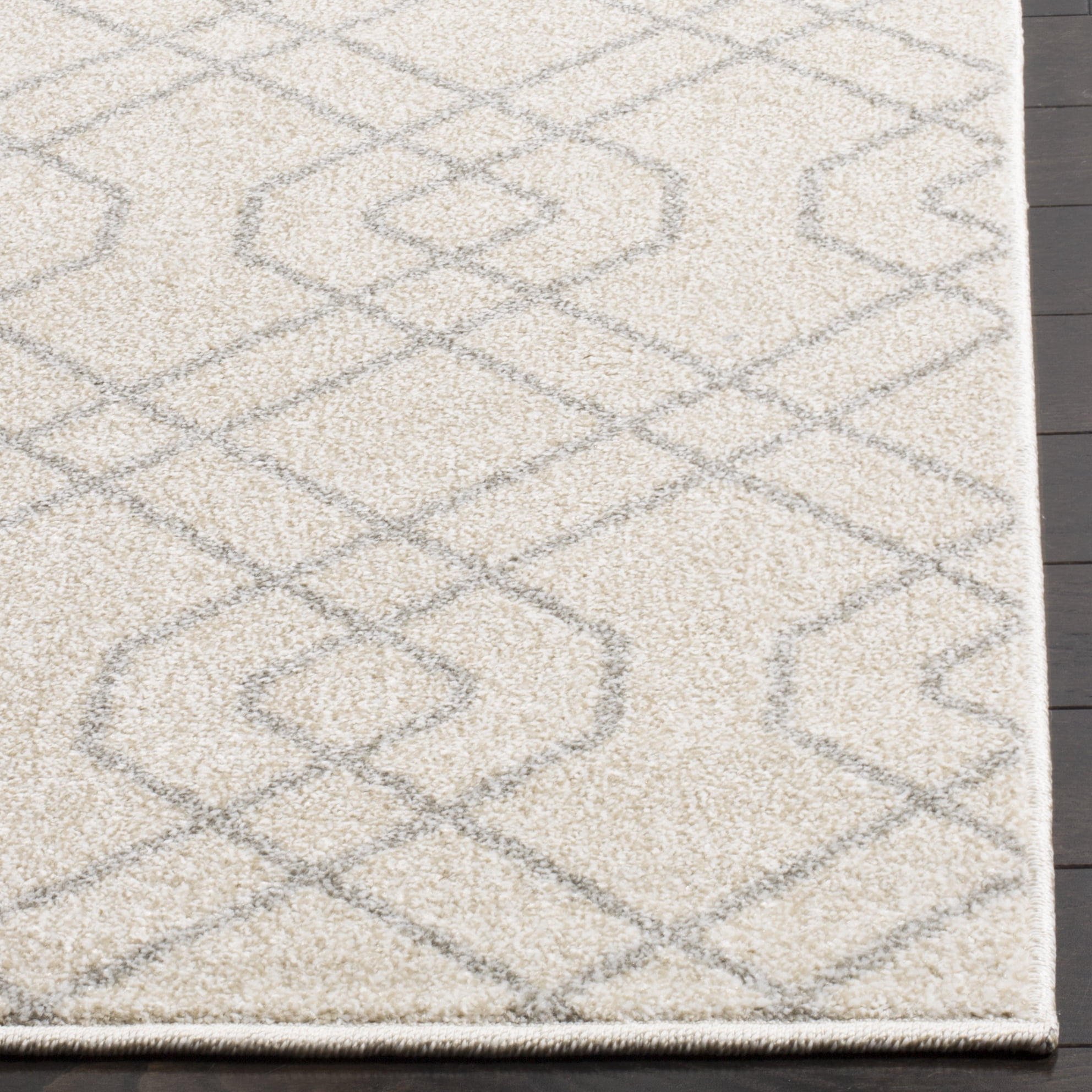 Safavieh Amherst Roseann Geometric Area Rug, Ivory/Light Gray, 4' x 6'