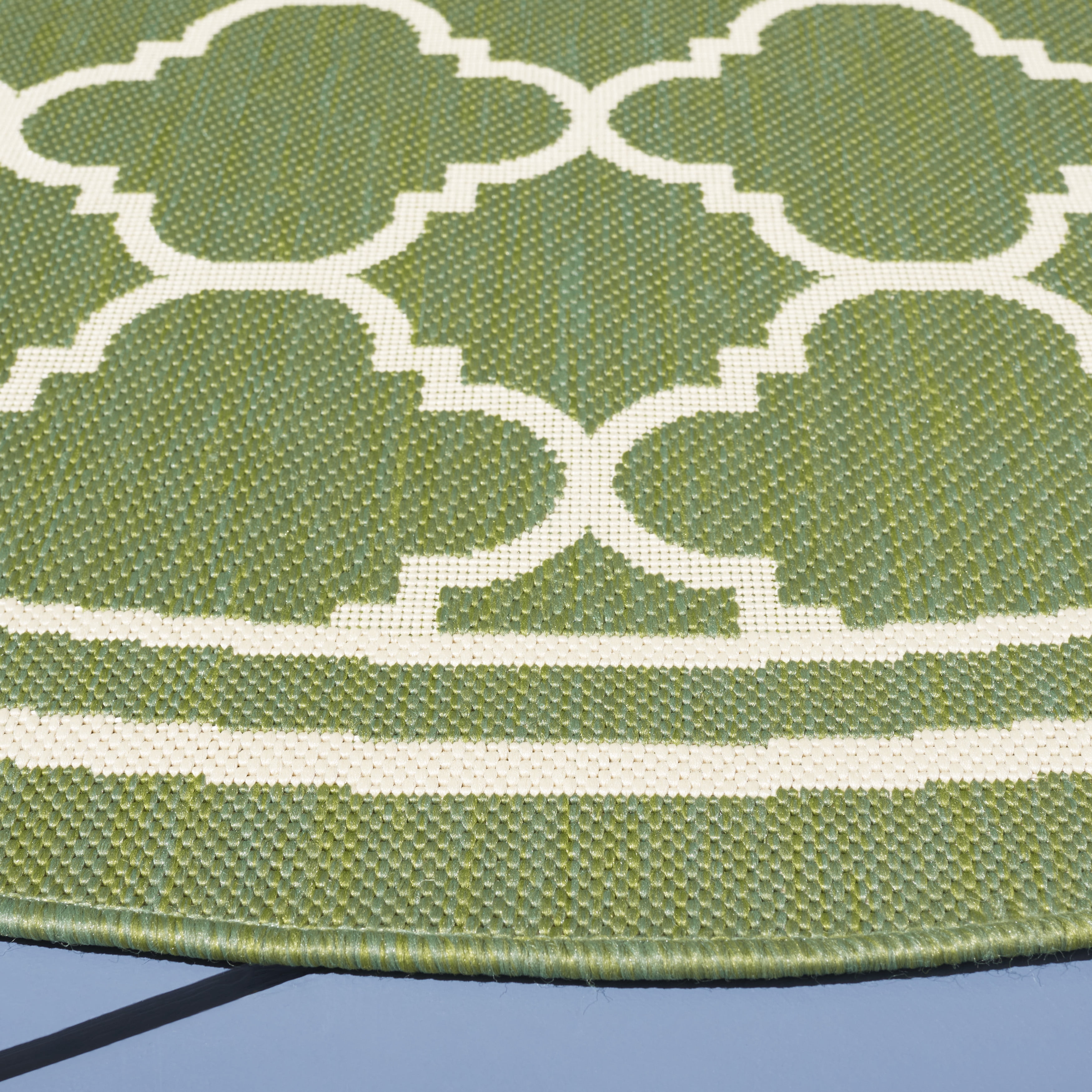Safavieh Courtyard Alina Geometric Quatrefoil Indoor/Outdoor Area Rug, Green/Beige, 4' x 4' Round