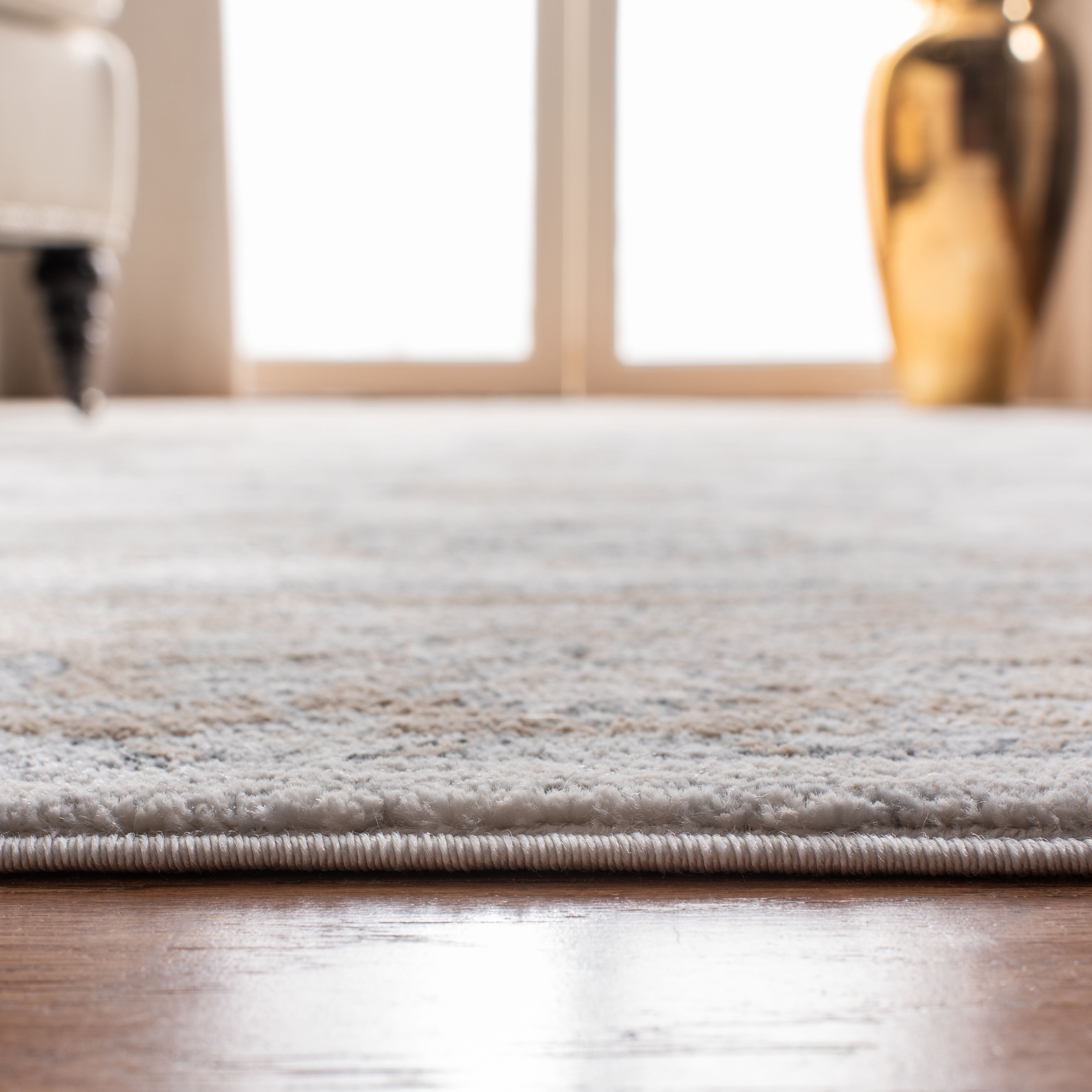 SAFAVIEH Isabella Kiana Oriental Area Rug, Cream/Beige, 4' x 6'