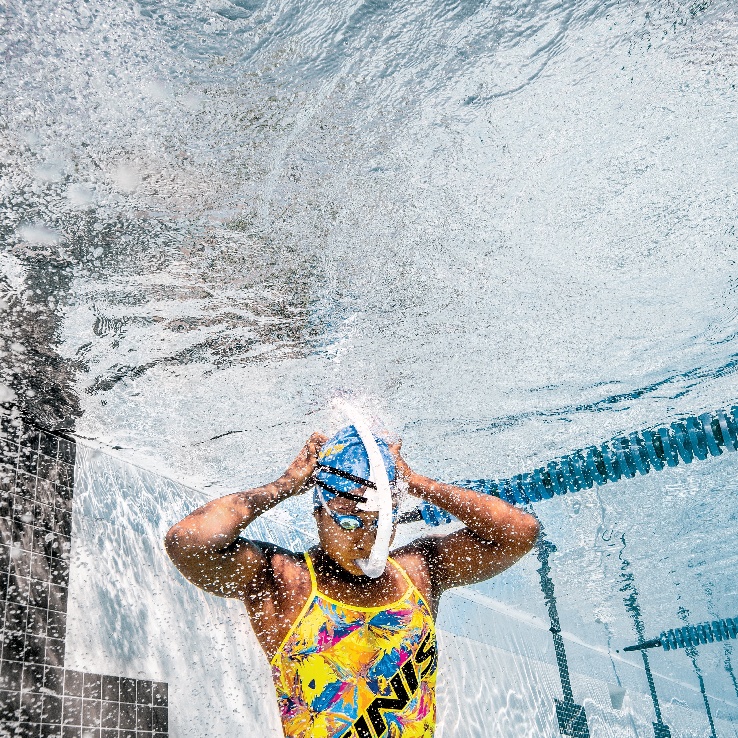 FINIS Stability Swimmer's Snorkel - High-Quality Center-Mount Snorkel Set for Swimming Laps & Training - Snorkel Gear with Adjustable Fit, Dynamic Shape, and Silicone Mouthpiece - White
