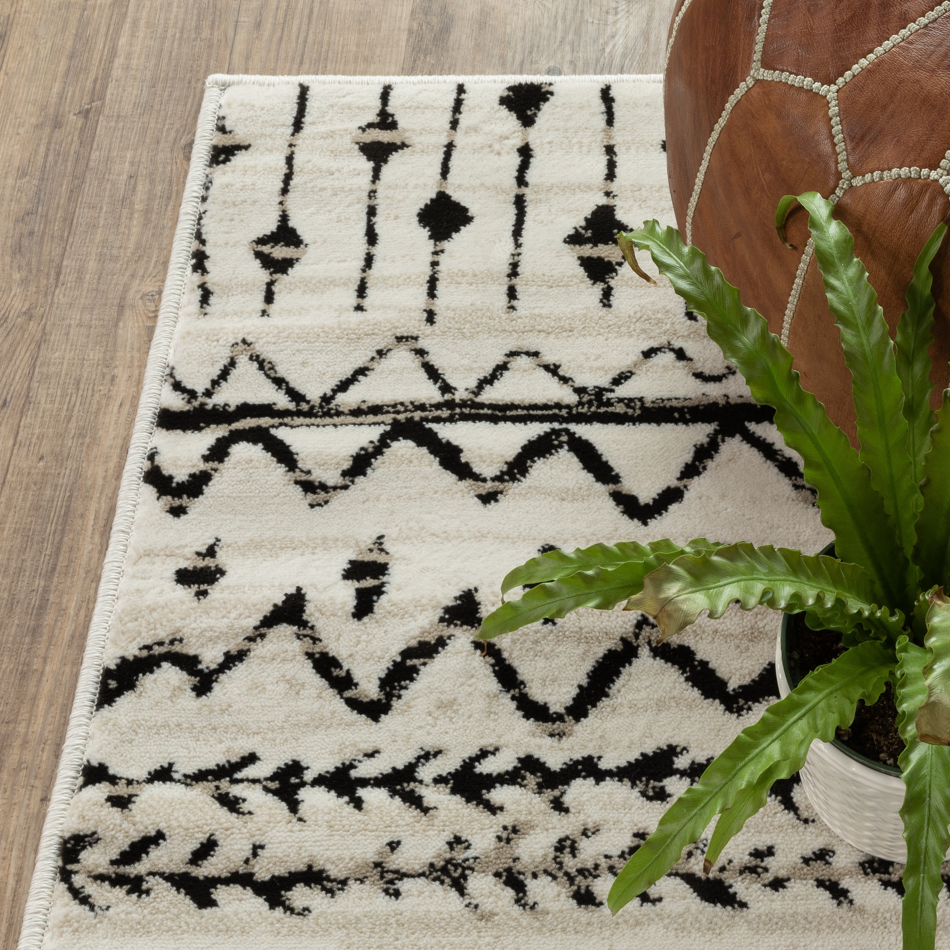 Avalon Home Gracie Southwest Lodge Area Rug, 3'10" X 5'5", Ivory/ Black