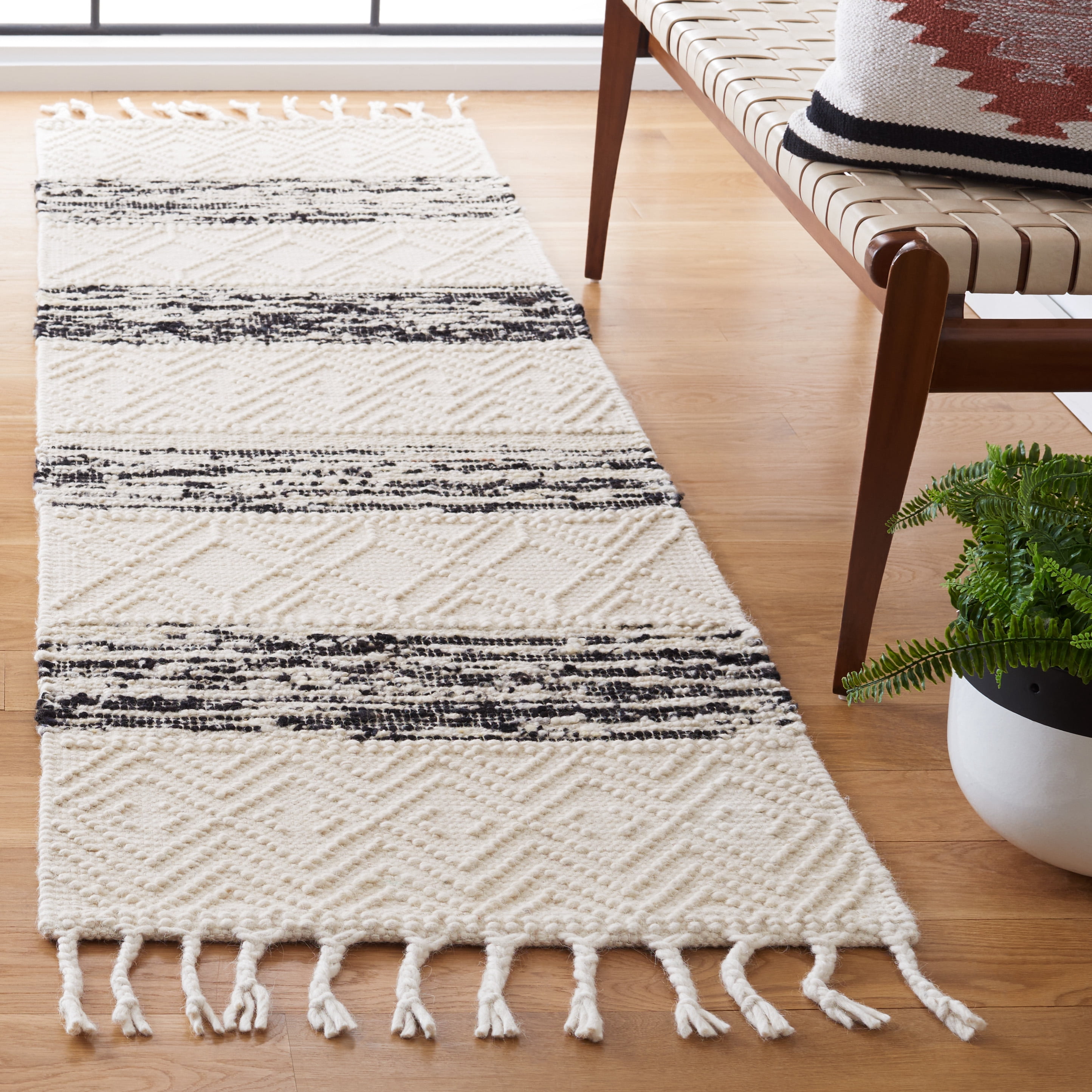 SAFAVIEH Natura Salvador Southwestern Runner Rug, Ivory/Black, 2'3" x 8'