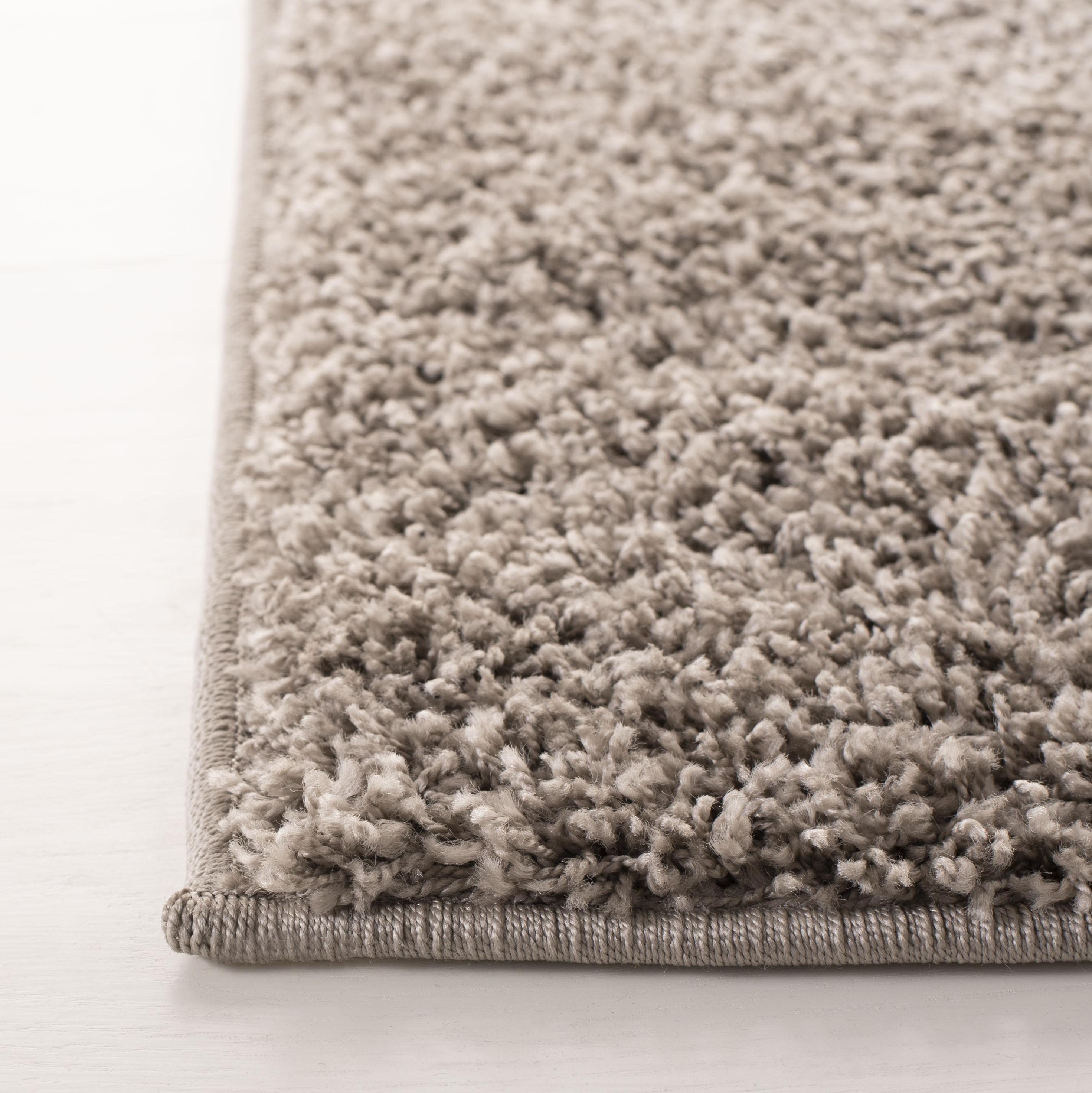 SAFAVIEH New York Willis Plush Solid Shag Area Rug, Grey, 4' x 6'