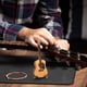 thumbnail image 1 of Caja de Madera para Púas de Guitarra Acústica | Portapúas En Miniatura con Forma de Guitarra y Soporte | Estuche Duradero para Púas de Guitarra, Ukelele y Bajo | Regalo Personalizado para Músicos: Cu, 1 of 6