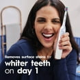 thumbnail image 4 of Brosse à dents à pile Oral-B Nettoyage professionnel, Blanchiment propre - Blanc, avec (1) brossette, minuteur intégré et piles incluses, 4 of 16