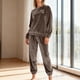thumbnail image 1 of Conjunto de pijama de terciopelo grueso y cálido para mujer, con cuello redondo, estampado y pantalones de poliéster para invierno., 1 of 5