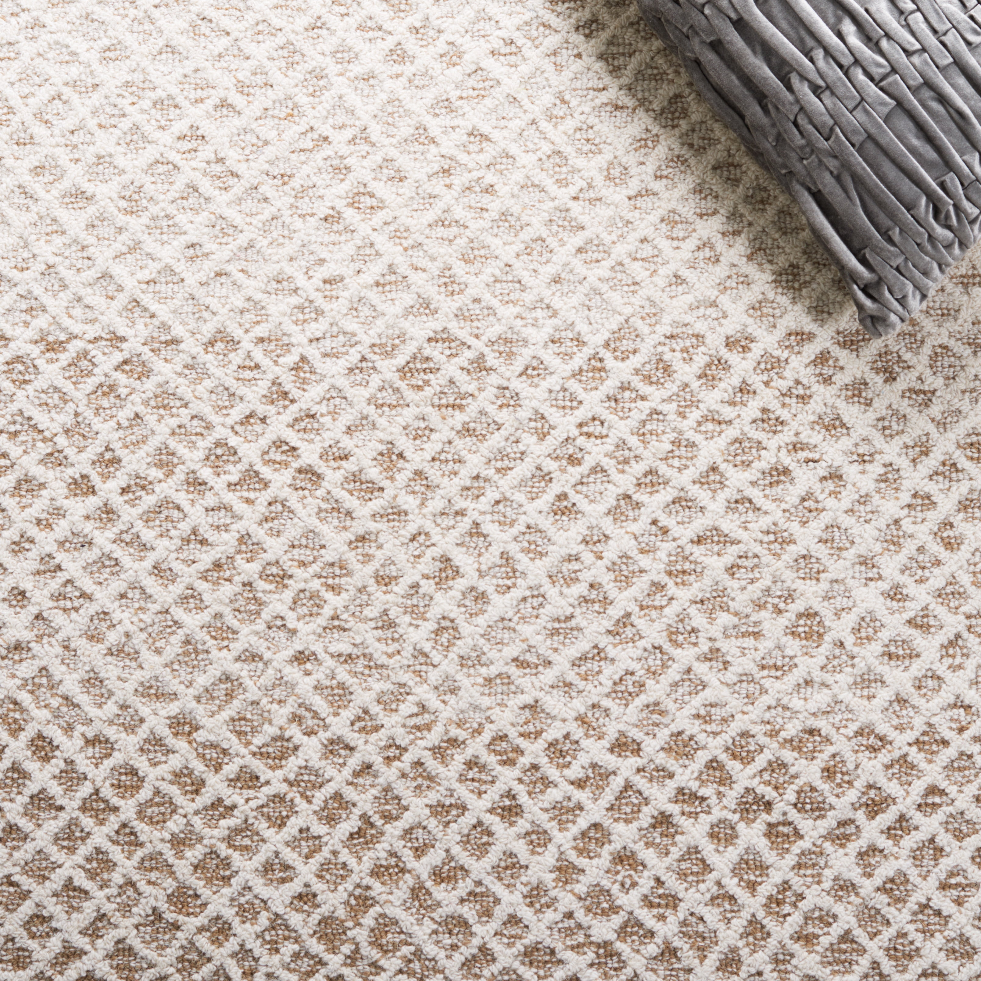 SAFAVIEH Micro-Loop Arnold Diamond Area Rug, Beige/Ivory, 5' x 5' Square