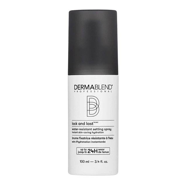 dermablend spray fijador resistente al agua lock and last 3.4 oz spray fijador 3.4 oz Frasco frontal cilíndrico con tapa negra mate y cuerpo blanco, logo Dermablend y leyenda que indica spray fijador resistente al agua y 100 ml (3.4 fl. oz); fijador de maquillaje de larga duración hasta 24 horas, a menudo usado para sellar el maquillaje en eventos y viajes.