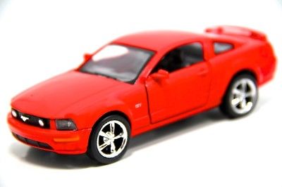 Modellino Ford Mustang GT 2006 In Scala 1:38, Kinsmart 5091D, Pressofuso, Nuovo