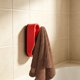 thumbnail image 5 of Ganchos adhesivos de pared resistentes sin necesidad de taladrar para colgar toallas, batas, bolsos y llaves | Ganchos Command impermeables para organizar el baño, la cocina y la oficina, 5 of 8