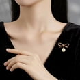 thumbnail image 3 of Broche anti-luz con escote de lazo de perla para mujer, abrigo de todo fósforo, suéter, corsé, hebilla, alfiler, ropa fija, 3 of 4