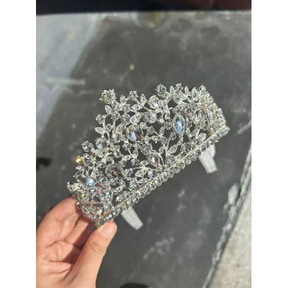 Tiara and Crown for Women Crystal Queen Crown Rhinestone Tiara for Girl Bride Wedding Hair Accessories for Bridal Birthday Party Prom for Halloween Cos-play Costume Christmas