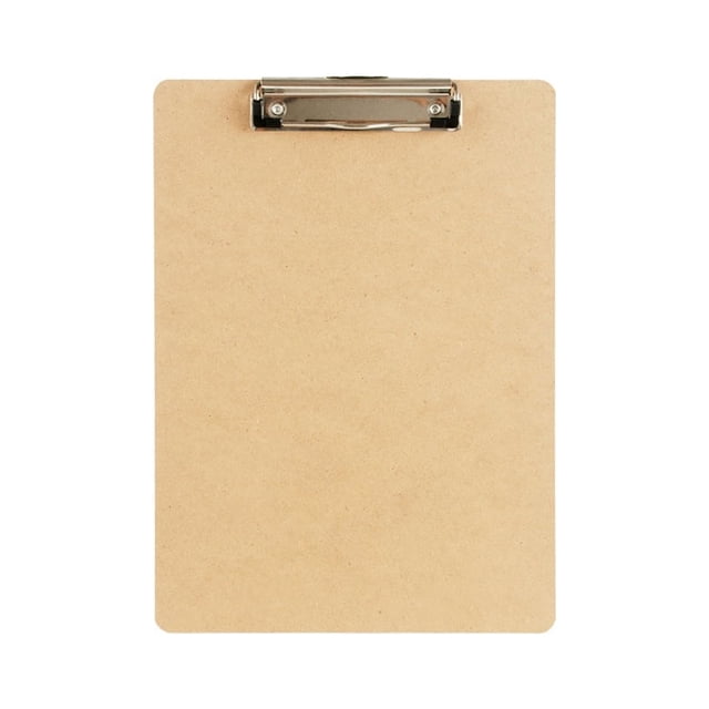 tablero de escritura de papel a4, tablero de madera gruesa portapapeles; vista frontal centrada de un portapapeles A4 color marrón claro con superficie lisa de tablero de fibra y clip de resorte de acero inoxidable plateado en la parte superior. Esquinas redondeadas, bucle de colgar retráctil visible en el borde superior; a menudo usado como soporte de apuntes portátil en papelería básica.