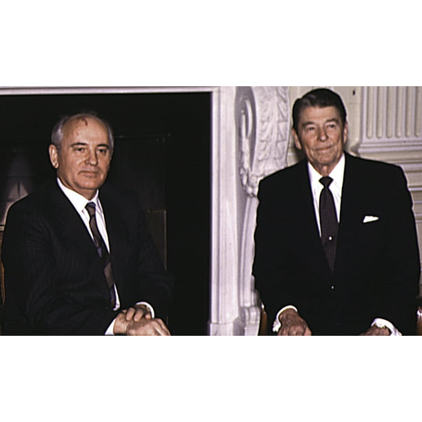 Ronald Reagan and Mikhail Gorbachev meeting in the Oval Office Photo ...