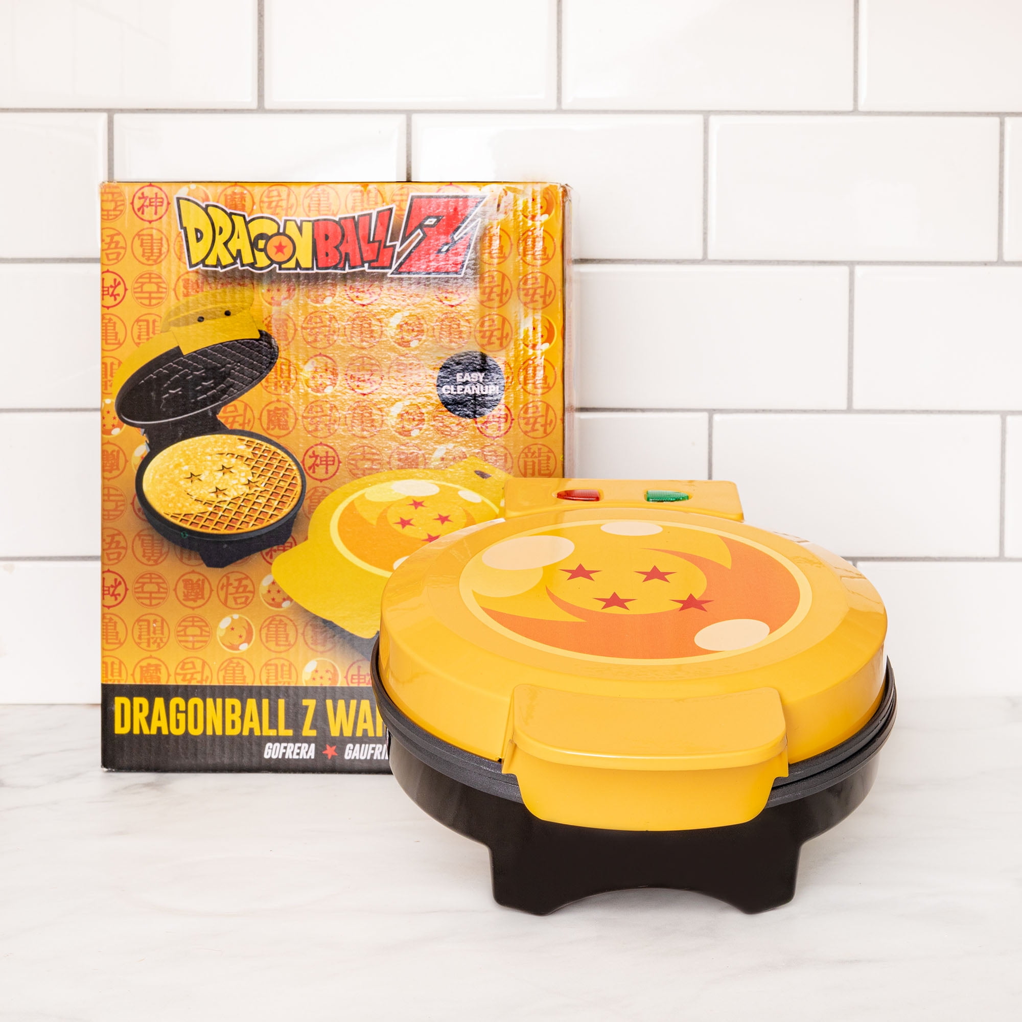大人気 Uncanny Brands Dragonball Z Waffle Maker - Make Dragon Ball シングルカード