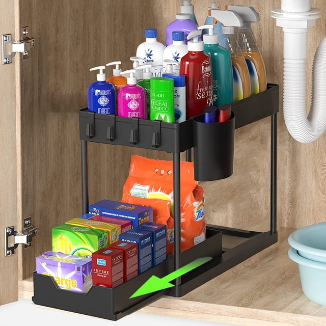 phancir organizador debajo del fregadero, cocina multiusos de gran capacidad de 2 niveles organizadores debajo del fregadero y almacenamiento cajón de almacenamiento deslizante de fácil acceso con ganchos y taza colgante para baño debajo del fregadero Vista frontal 3/4 de organizador negro PHANCIR de 2 niveles (15.7"L x 8.6"W x 13.2"H): bandeja superior con 4 ganchos laterales y taza colgante, cajón deslizante inferior parcialmente extraído con cajas y paquetes; estructura tubular estable que maximiza el espacio vertical bajo el fregadero y facilita el acceso sin herramientas, también suele usarse para organizar cosméticos o especias.
