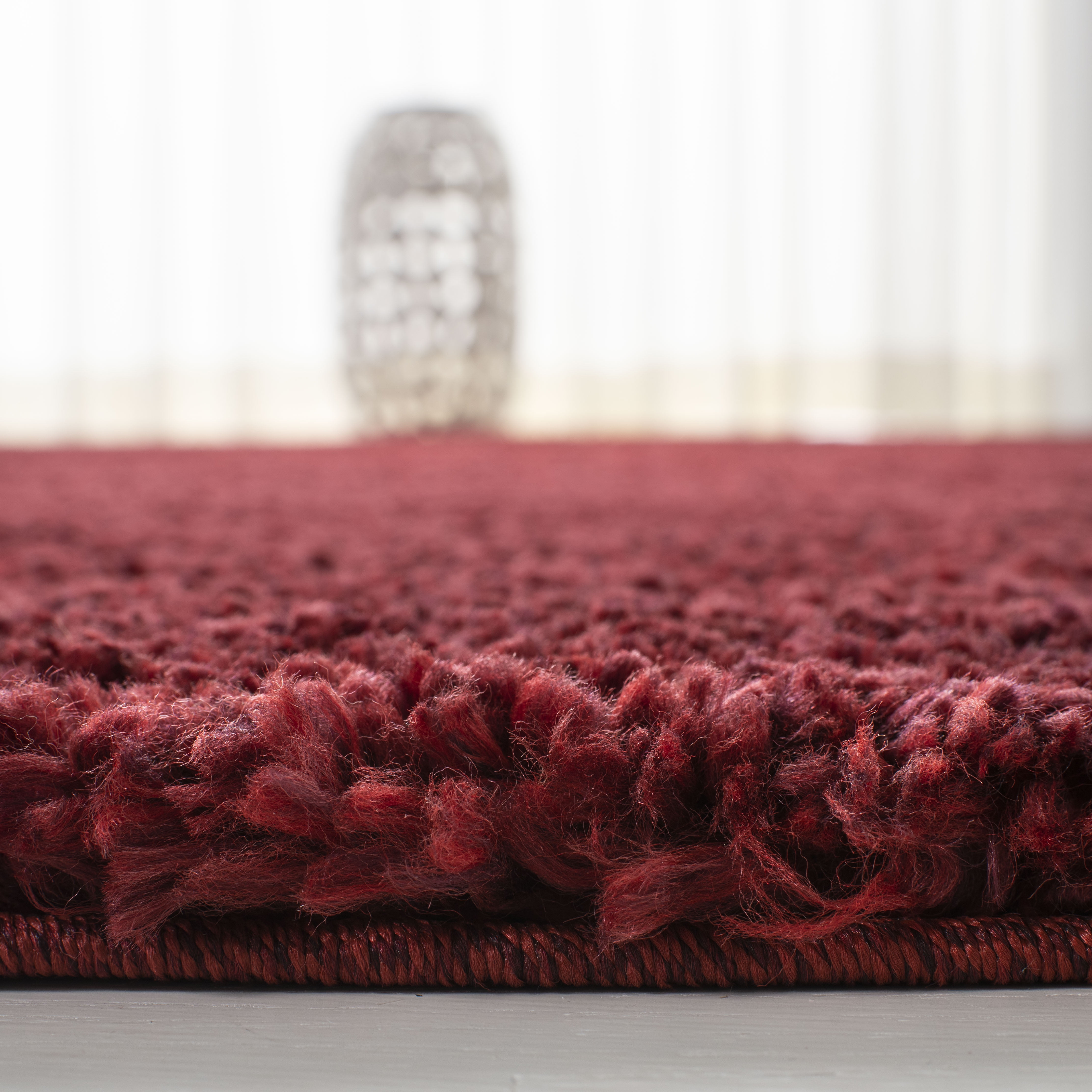 SAFAVIEH August Carlene Solid Plush Shag Area Rug, Burgundy, 6'7" x 6'7" Square - Modern Design, Burgundy, Non-Shedding & Easy Cleaning, Ultra Plush Thick Pile, Ideal for Living Room, Bedroom