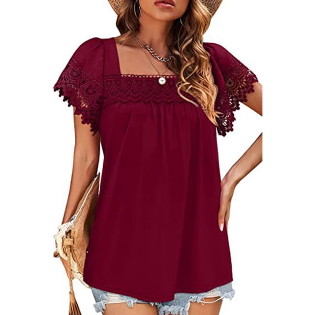 blusa elegante color vino tinto, manga corta, holgada y con ribete de encaje para mujer — vista frontal centrada de blusa suelta color vino tinto con escote cuadrado y pechera fruncida. Mangas cortas anchas con ribete de encaje calado floral y costura visible en la unión; tejido liso de caída relajada. Modelo con bolso y shorts; adecuada para uso casual y combinación con leggings o sandalias.
