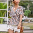 thumbnail image 2 of Blusa azul cielo de manga corta con escote en V profundo, talla M Túnica con estampado floral y mangas con volantes, 2 of 7