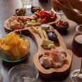 thumbnail image 5 of Plato de madera JM para aperitivos y embutidos con forma novedosa, 5 of 5