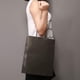 thumbnail image 5 of Bolsas de regalo Ronvir, 100 unidades, grandes, color negro, papel reciclado, 26 x 13 x 33 cm, 5 of 7