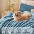 thumbnail image 3 of Juego de edredón BEDELITE Fleece Queen Blue Fog con 2 fundas de almohada, 3 of 6