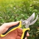 thumbnail image 5 of Tijeras de podar de acero inoxidable, tijeras de jardinería con seguro, mango ergonómico y diseño con resorte para árboles, flores y hierbas - 19 cm (opciones naranja, verde y amarillo), 5 of 6
