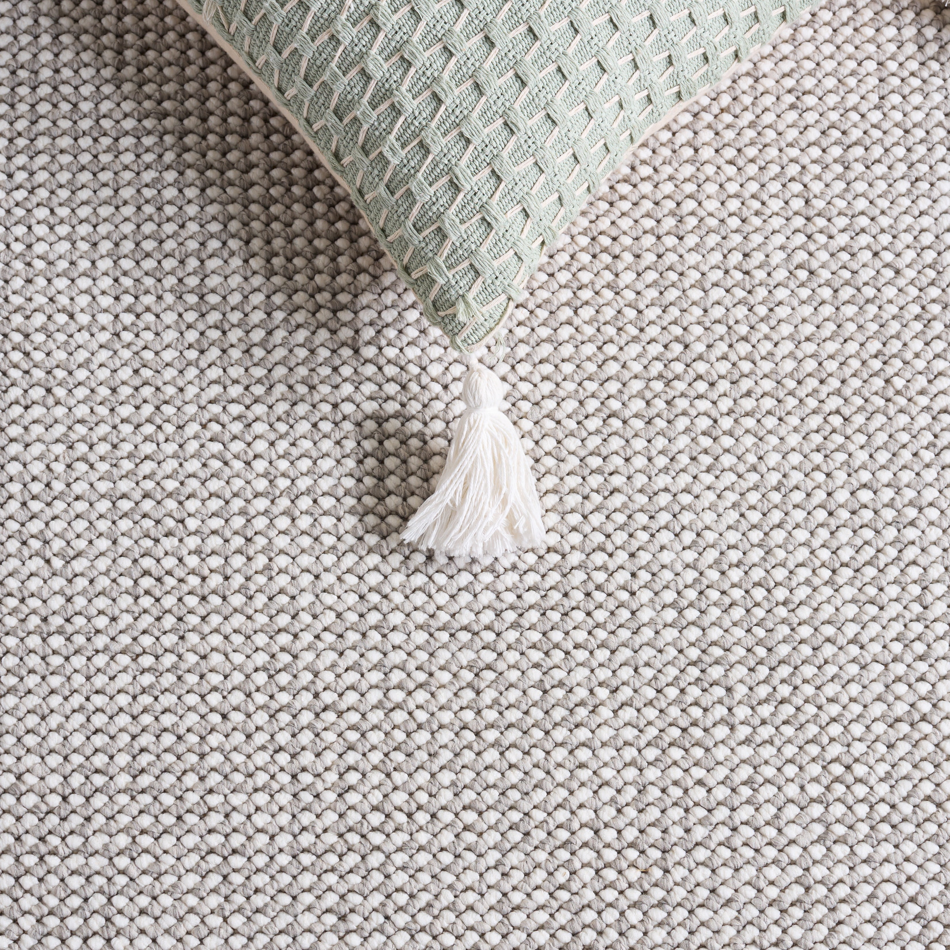 Safavieh Lotus Leila Solid Area Rug, Light Gray/Ivory, 5'3" x 7'6"