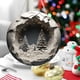 thumbnail image 4 of Adorno navideño redondo de acrílico | Letrero colgante navideño de reno | Decoración festiva para el hogar, la oficina o fiestas | Colgante circular de 20 cm para árbol o repisa de la chimenea, 4 of 7