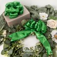 thumbnail image 3 of Cinta Ribbli verde esmeralda satinada con alambre, 6,35 cm, Navidad, 20 m, 3 of 4