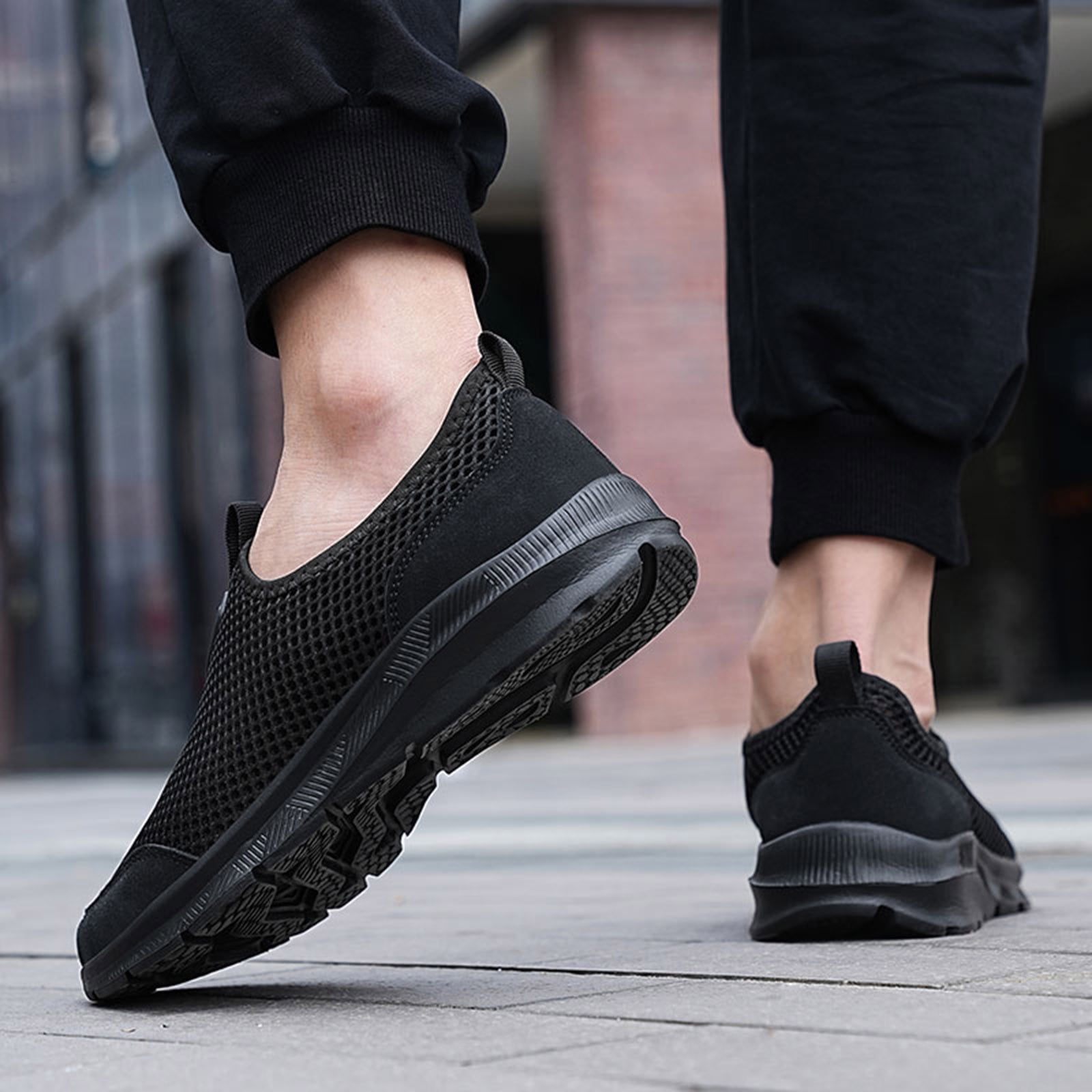 How Black Running Sneakers Elevate Your Fitness Wardrobe？
