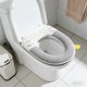 thumbnail image 4 of Cojín del asiento del váter: funda gruesa y blanda con asa para el invierno para el calor invernal. Se adapta a la mayoría de los inodoros. Se puede lavar a máquina, 4 of 6