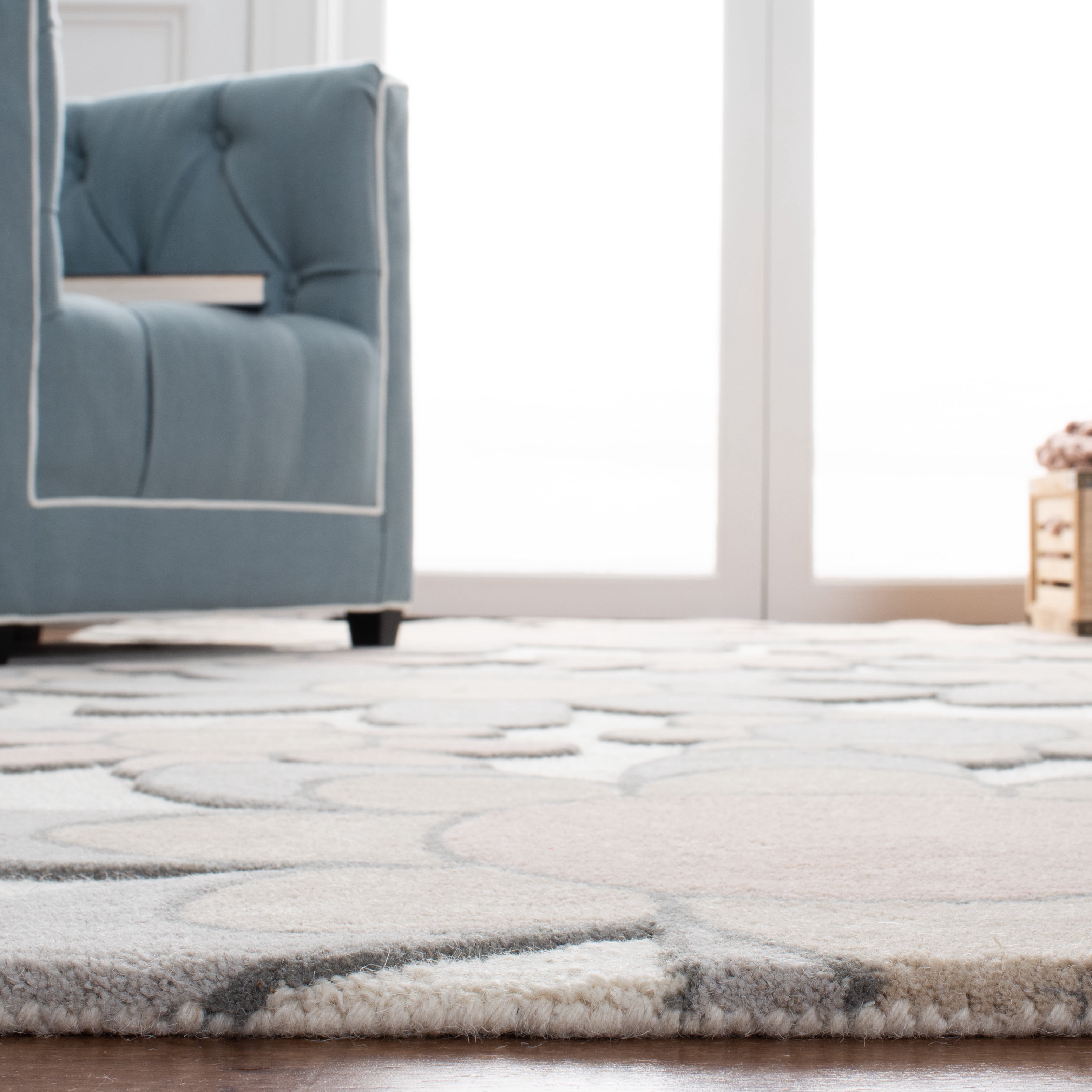 SAFAVIEH Kids Floral Flower Bursts Area Rug, Ivory/Pink, 5' x 5' Round