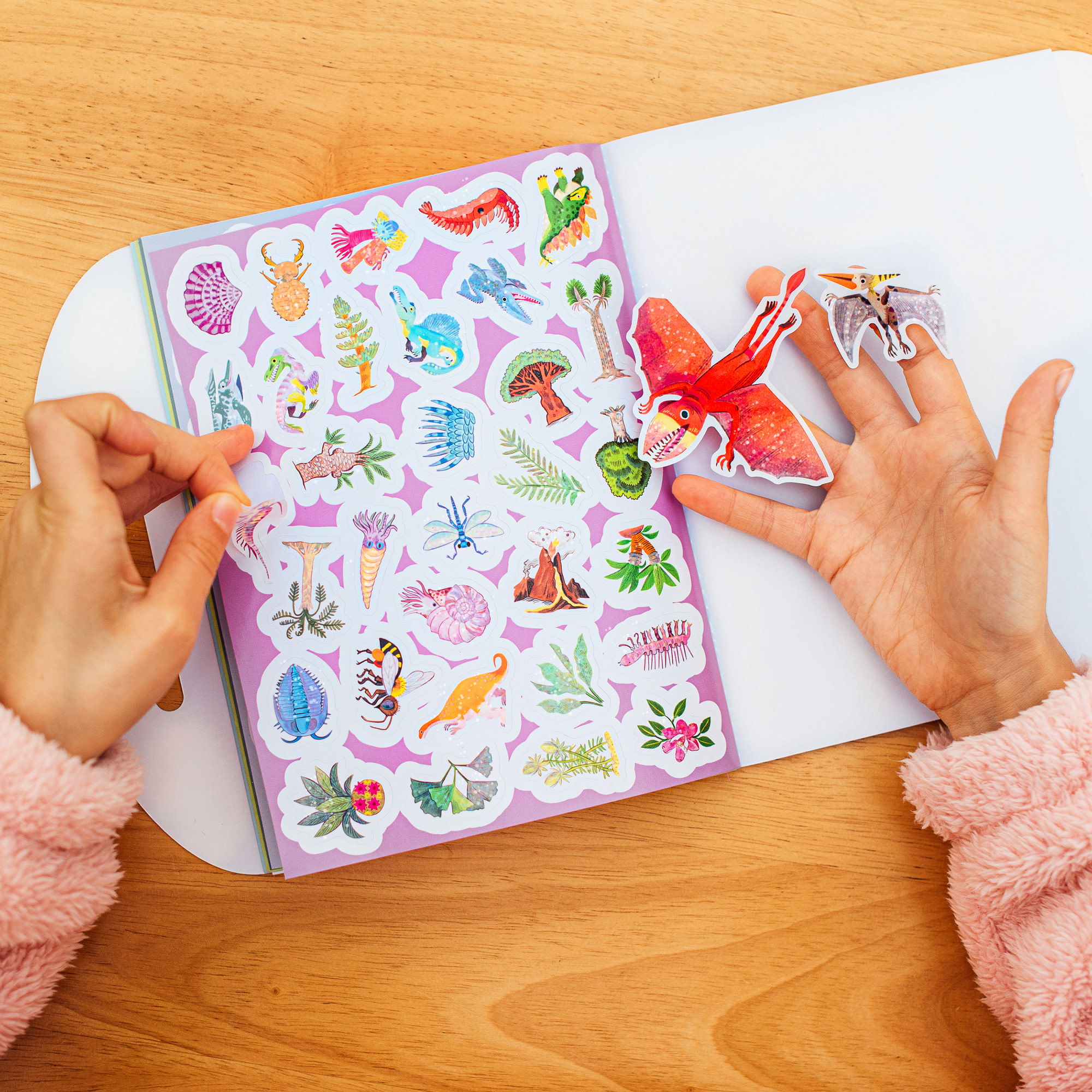 eeBoo: Dinosaur Shiny Sticker Book - 200+ Sparkling Stickers in 3 Sizes, Little-Big-Very Big, Carry Handle, Rainbow Foil, Kids Ages 3+