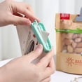 thumbnail image 4 of Paquete de 24 clips de plástico para bolsas de papas fritas, ideales para sellar y almacenar alimentos frescos, refrigerios, papas fritas y café., 4 of 5
