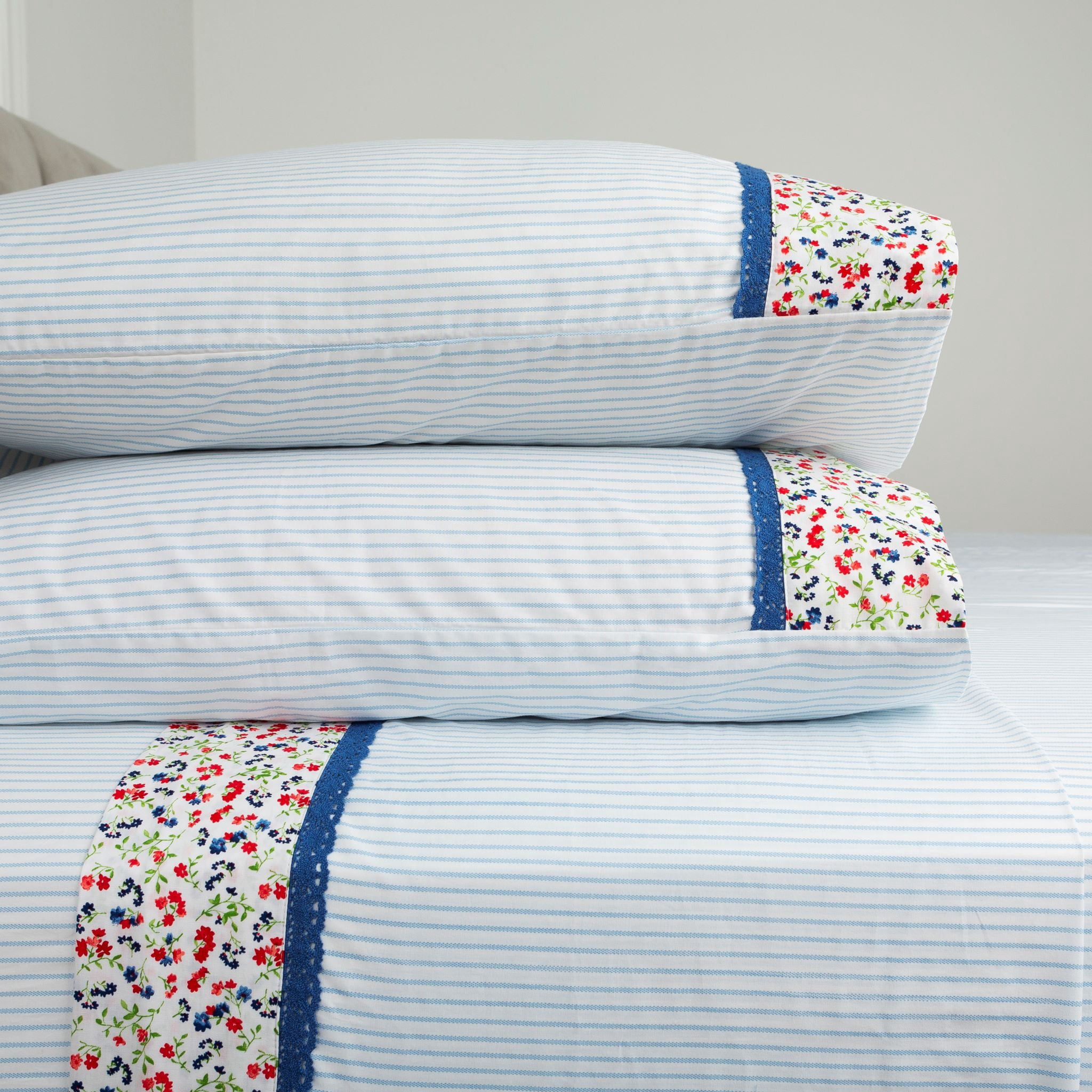 The Pioneer Woman 4-Piece 300 Thread Count Multi-color Printed Cotton Bed Sheet Set, King