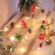 thumbnail image 5 of Noticias Adorno navideño con forma de estrella de cinco puntas y virutas de madera de piña LED, luces de colores de frutos rojos y agujas de pino., 5 of 5