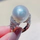 thumbnail image 4 of Anillo de perla de imitación vintage barroco Anillo de compromiso de lujo con perla de gran tamaño para mujer Anillo de dedo índice moderno, 4 of 5