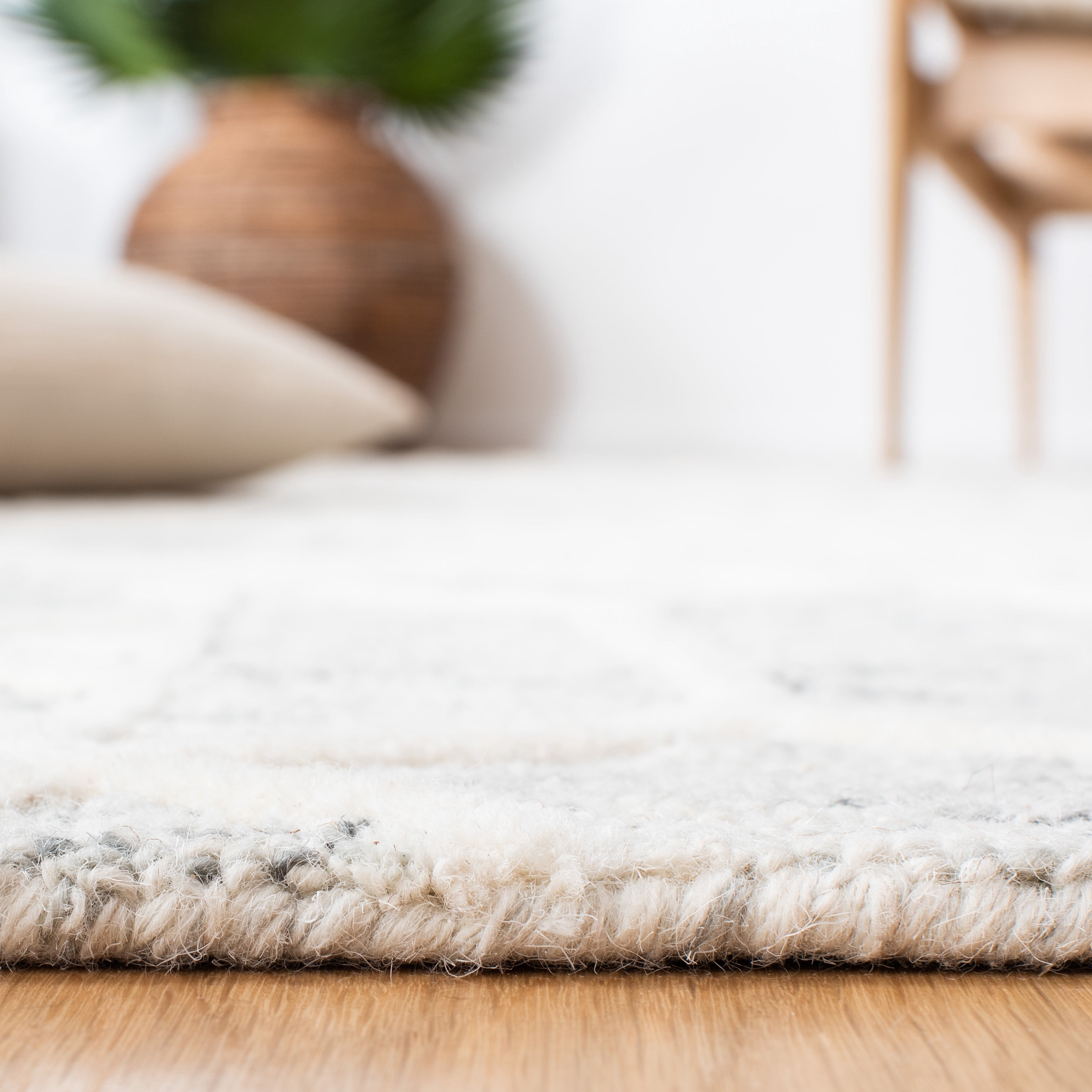 SAFAVIEH Metro Adair Medallion Area Rug, Silver/Ivory, 5' x 8'